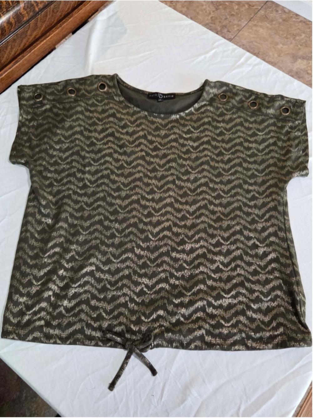 Fred David Women’s L Metallic Zigzag Grommet Shoulder Top